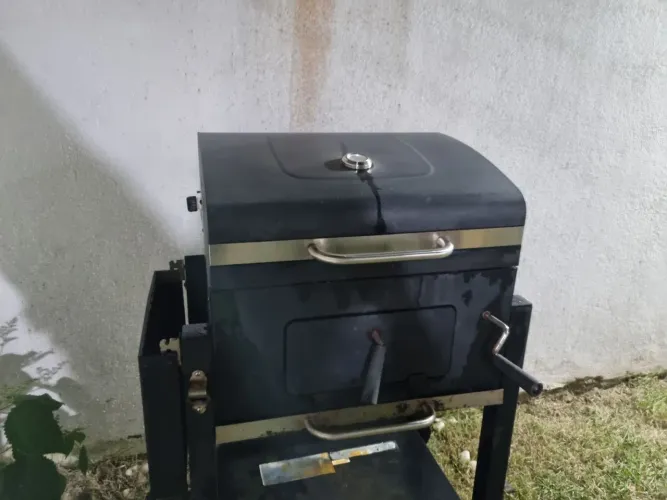 Churrasqueira com parrilla. Só precisa ajeitar o fundo! Espaçosa e super bonita...