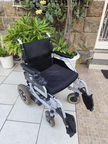 Cadeira de rodas elétrica modelo Dellamed D1000 ,usada porém em ótimo estado, bateria 100%
