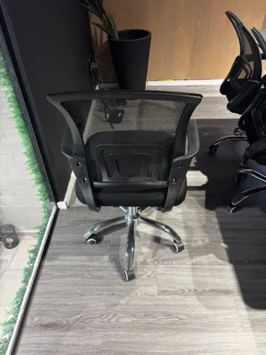 Cadeira de Escritório Ergonômica com Encosto em Tela - Excelente Estado