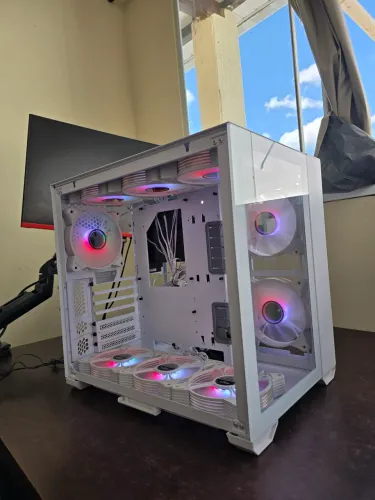 Gabinete gamer LIAN LI DYNAMIC MINI LIMITED EDITION + 9 FANS