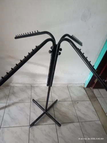 Arara de chão 