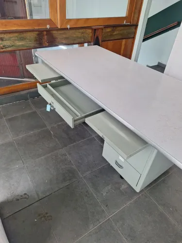 Mesa de escritório vintage em aço