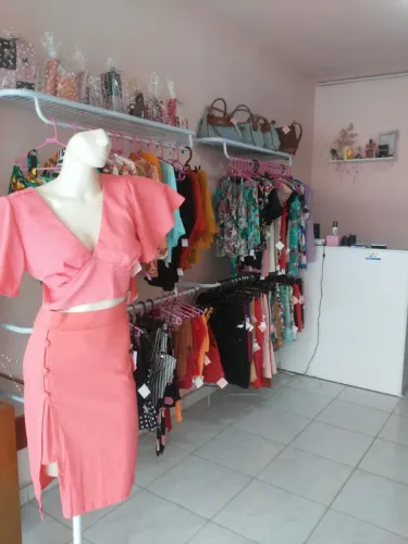 Acessórios e confecções de loja moda feminina 