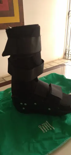 Bota ortopédica pós operatoria. 