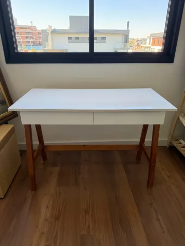 Mesa de escritório com duas gavetas
