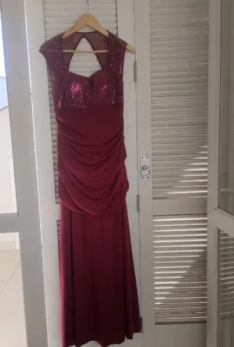 Vestido longo de festa com paetê bordô
