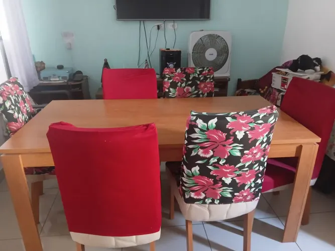 Vendo Mesa Com 6 Cadeiras conservada 