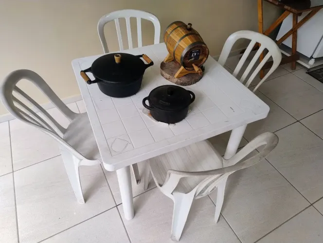 Vendo conjunto de mesa com cadeiras ( plástico)