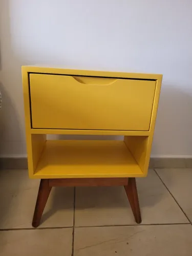Mesa de cabeceira amarela