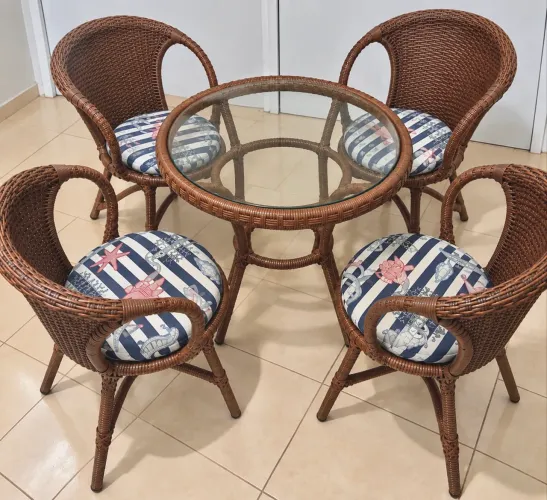 Mesa de varanda com tampo de vidro