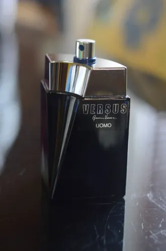 Perfume masculino Versace Versus Uomo