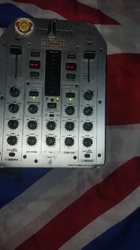 VENDE SE MESA DE SOM DA MARCA BEHRINGER PRO MIX VMX 200