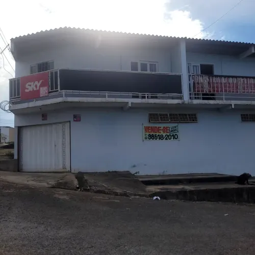 Vende-se imóvel com 2 apartamentos