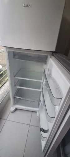 Geladeira Consul Frost Free CRM40MB: 222L (formando gelo no freezer)