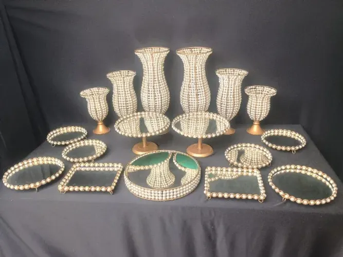Centenas de itens de decoração em cerâmica e vidro, vasos, taças, bomboniere