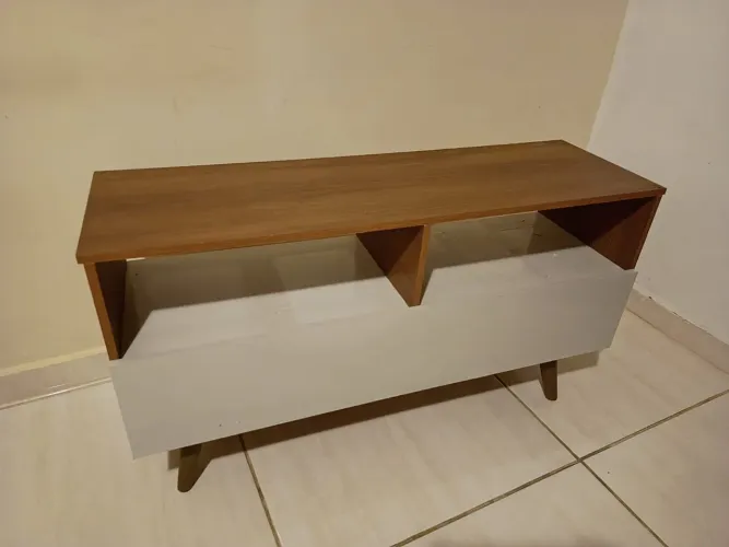 Rack com espaços e gaveta