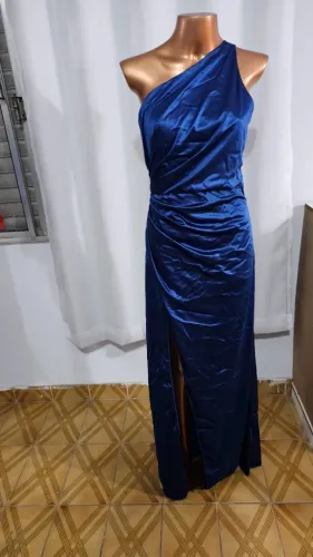 vestido de festa azul de um ombro com fenda