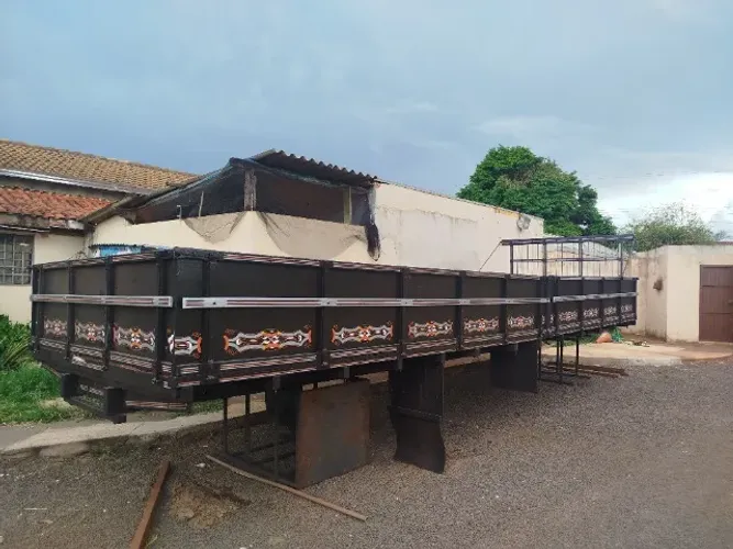 Carroceria reformada com 8 metros de comprimento 