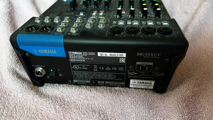Mesa yamaha seminova usada apenas uma vez para teste