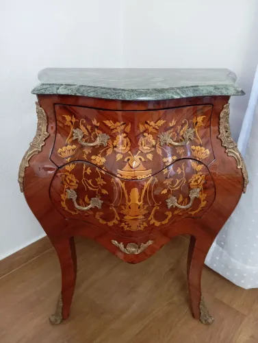 Cômoda bombê