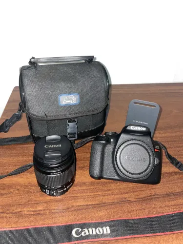 Canon EOS Rebel T7 + lente 18-55mm + bolsa de transporte .