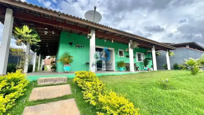 Chácara 1.668 m² com 3 suítes, piscina aquecida, churrasqueira, pomar produzindo, campinho