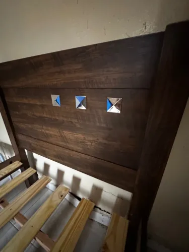 Cama de Solteiro em Madeira com Cabeceira Decorada + Colchão (Excelente Estado)