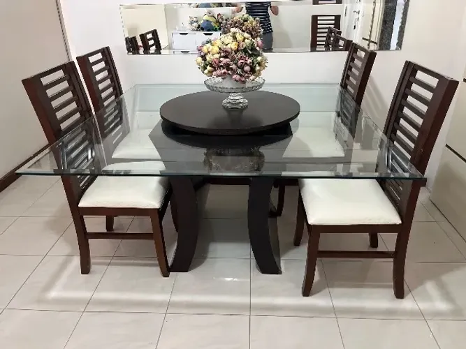 Mesa de jantar com tampo de vidro + 6 cadeiras - R$ 1.300