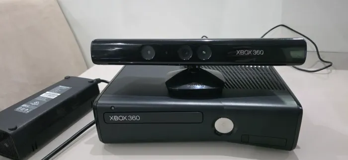 Xbox 360 Zerado - Kinect - 2 controles impecáveis + 4 jogos
