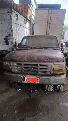 Ford F1000 cabine estendida.