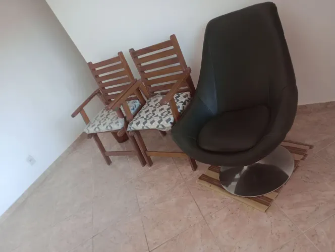 Cadeiras decorativas e poltrona