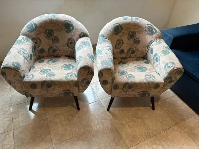 Par de poltronas decorativas estofadas