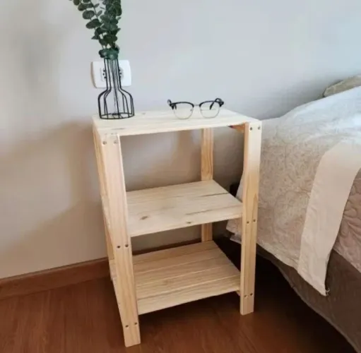 Mesa cabeceira multiuso em pinus