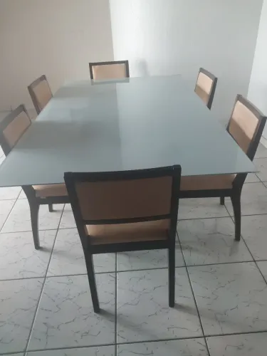 Mesa com tampo de vidro para 6 lugares