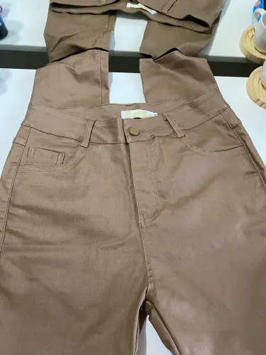 Calça couro fake marrom 