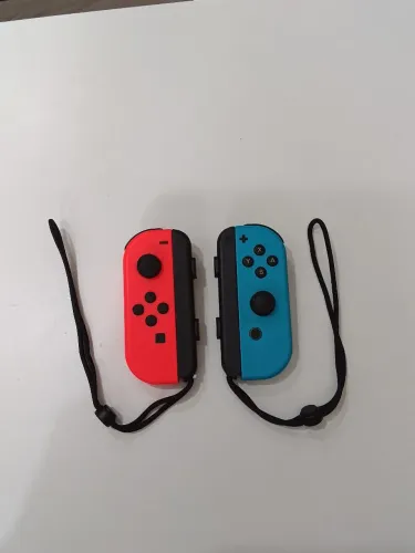 Vendo Joy Con Nintendo Switch Azul e Vermelho Semi novo 