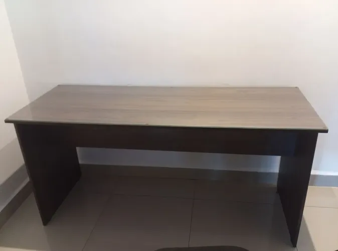 Mesa de escritorio madeira c/ tampo de vidro