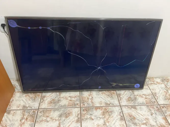 TV LG 50 4k - Tela quebrada