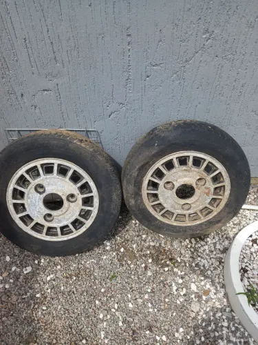 Rodas pneus para del rei inteiras só falta limpeza valor 400 reais