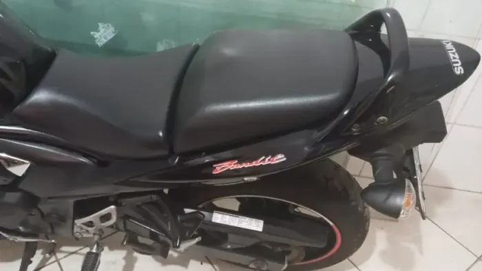 Suzuki Bandit 650 preta com proteção carenagem 