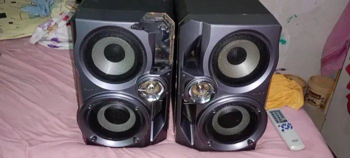 VENDE-SE ESTAS CAIXAS ACUSTICAS DA MARCA SONY MODELO DX50,POR APENAS 80 REAIS !!