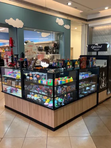 Loja de presentes e tabacaria. Quiosque móvel planejado