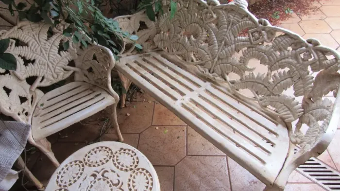Jogo com 2 poltronas e mesa de centro branco em ferro fundido trabalhado. BAIXOU