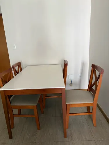 Conjunto de mesa retangular com 4 cadeiras