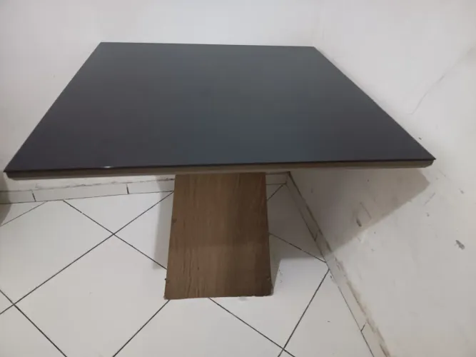 Mesa com tampa de vidro 4 lugares