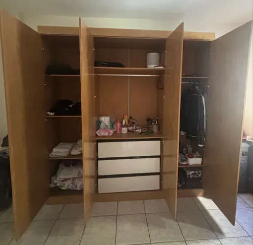 Guarda-roupa espaçoso pouco tempo de uso