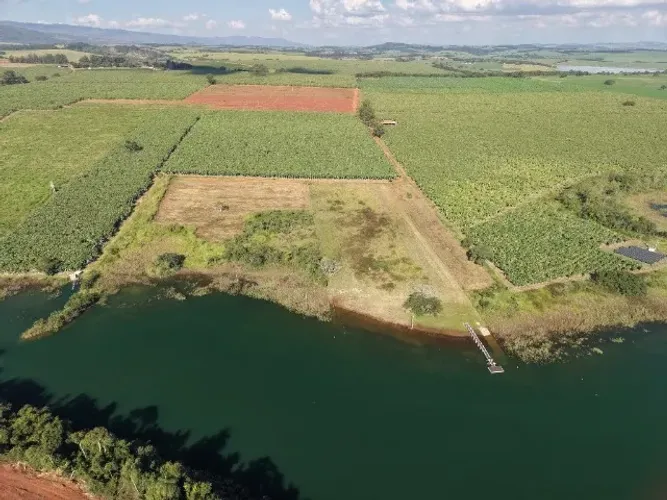 Terreno de 1500m² a 2.400m² Beira do Lago com Praia Exclusiva Delfinópolis/MG