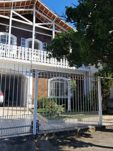 Casa linda, recém reformada, ótima localização no Jardim das Indústrias