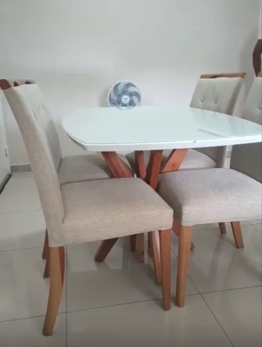 Conjunto Mesa Madeira com tampa de vidro + 4 cadeiras