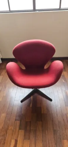 Cadeira Giratoria com Pez em Aluminio e Revestimento em Tecido Aveludado Vermelho.o 